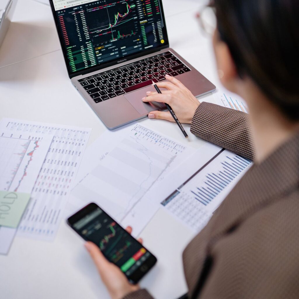 Cómo elegir el mejor broker para trading en acciones 1 pexels photo 7693229 19